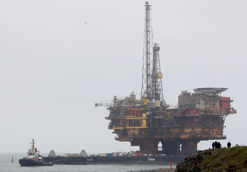 &copy; Reuters. FILE PHOTO: Shell's Brent Delta oil platform is towed into Hartlepool, Britain May 2, 2017. REUTERS/Darren Staples