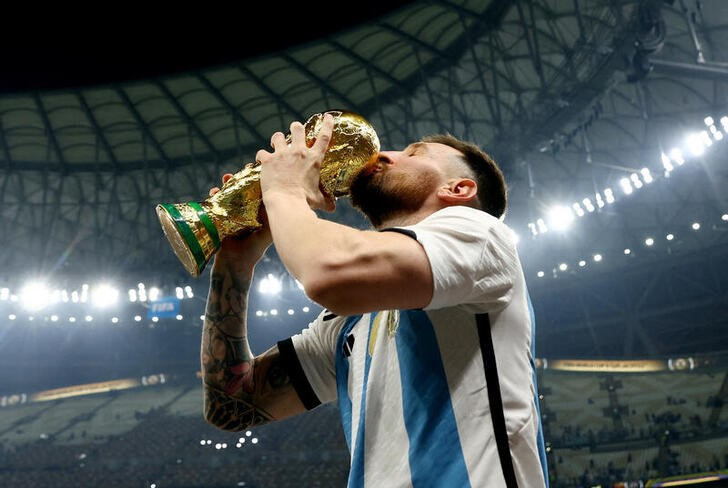 &copy; Reuters. 　サッカーのアルゼンチン代表リオネル・メッシは１８日、ワールドカップ（Ｗ杯）カタール大会で悲願のＷ杯優勝を達成。これ以上欲しいものはないと喜びを表した（２０２２年　ロイタ