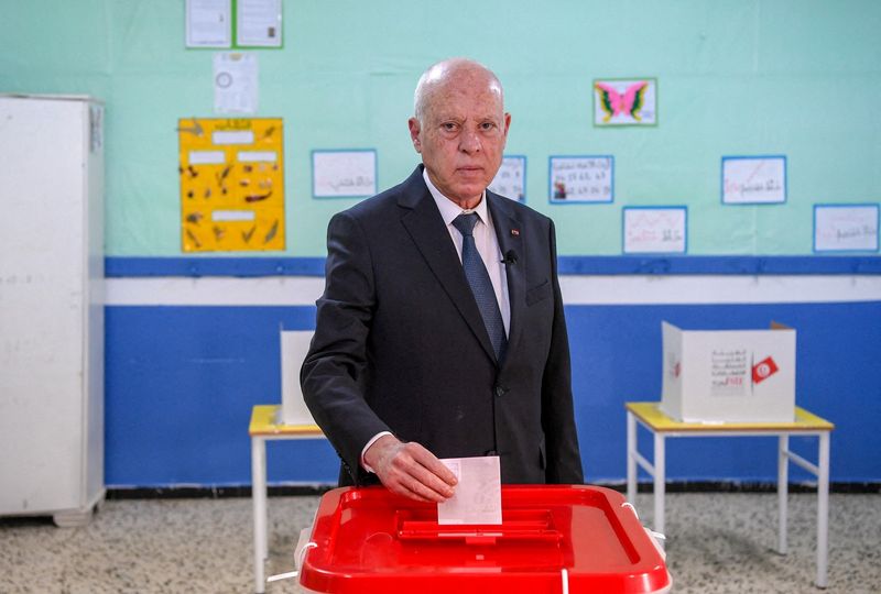 &copy; Reuters. Photo d'archives :  Le président tunisien Kaïs Saïed dépose son bulletin dans un bureau de vote lors des élections législatives à Tunis, en Tunisie. /Photo prise le 17 décembre 2022/REUTERS/Tunisian Presidency