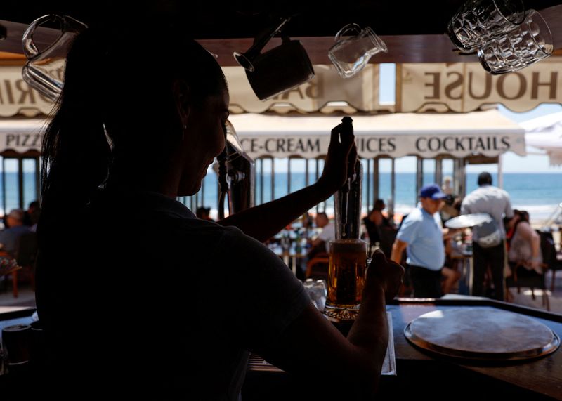 &copy; Reuters. FILE PHOTO: A waitress pours beer in a restaurant in Playa del Ingles, Maspalomas on the island of Gran Canaria, Spain, May 3, 2022. Picture taken May 3, 2022. REUTERS/Borja Suarez