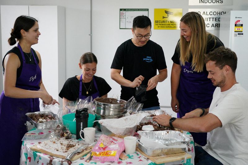 &copy; Reuters. Volunteers prepare holiday treats in a common room at the temporary accommodations of the "Ready To Work Housing" programme, run by the Dignity homelessness services charity in Campbelltown, near Sydney, Australia, December 1, 2022.  REUTERS/Loren Elliott