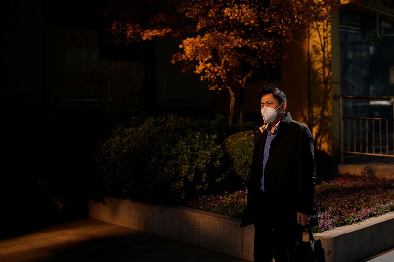 &copy; Reuters. رجل يضع كمامة للوقاية من فيروس كورونا في شنغهاي يوم الاثنين. تصوير: آلي سونج - رويترز.