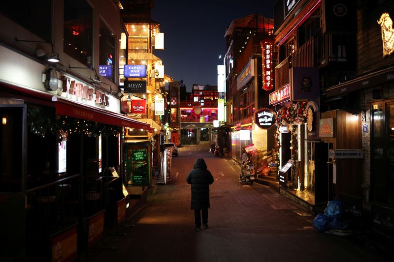 © Reuters. A man walks on an empty street of Itaewon near where the deadly Halloween crush that killed more than 150 in October happened, in Seoul, South Korea, December 18, 2022.  REUTERS/Kim Hong-Ji