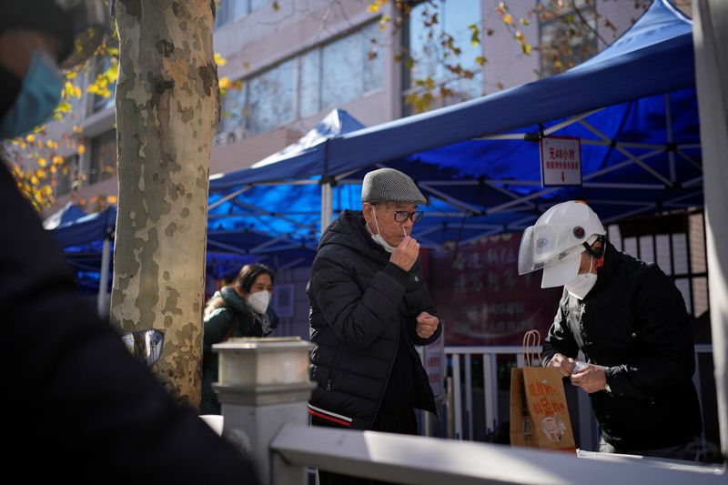 &copy; Reuters. Un hombre se somete a una prueba rápida de antígenos para detectar la enfermedad por coronavirus (COVID-19) a la entrada de un hospital, mientras continúan los brotes en Shanghái, China, 19 de diciembre de 2022. REUTERS/Aly Song