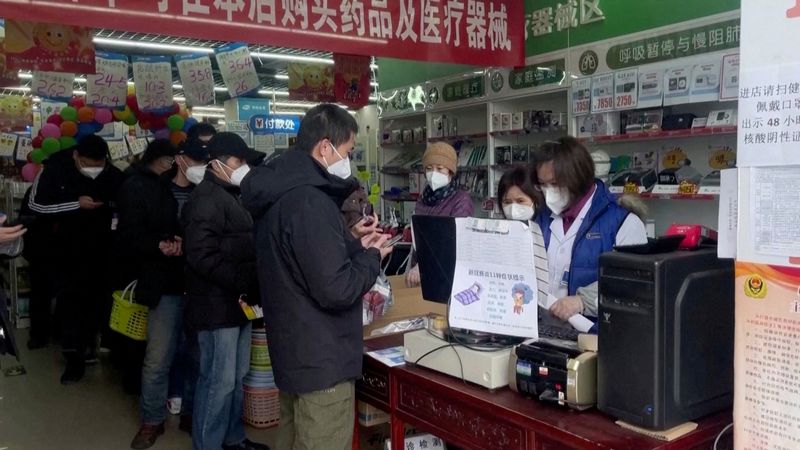 &copy; Reuters. Diverse persone in coda in una farmacia a Pechino, in Cina. REUTERS TV via REUTERS/File Photo