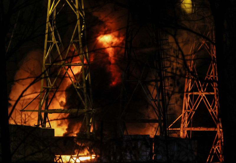 &copy; Reuters. Una infraestructura crítica de energía arde tras un ataque de drones rusos, en medio del ataque de Rusia contra Ucrania, en Kiev, Ucrania 19 de diciembre 2022. REUTERS/Gleb Garanich