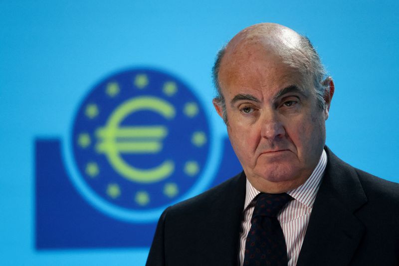 &copy; Reuters. Le vice-président de la Banque centrale européenne (BCE), Luis de Guindos, assiste à une conférence de presse après la réunion de politique monétaire de la BCE à Francfort, en Allemagne. /Photo prise le 15 décembre 2022/REUTERS/Wolfgang Rattay