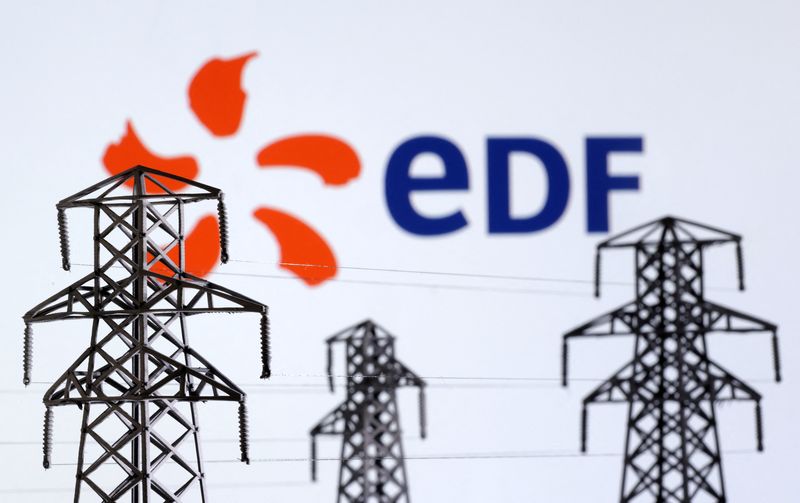 &copy; Reuters. Illustration montrant des miniatures de pylônes de transport d'électricité et le logo d'EDF (Electricite de France). /Photo réalisée le 9 décembre 2022/REUTERS/Dado Ruvic