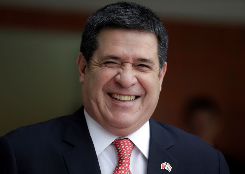 &copy; Reuters. FOTO DE ARCHIVO: El presidente saliente de Paraguay, Horacio Cartes, ríe mientras llega a una reunión con la presidenta de Taiwán, Tsai Ing-wen, en Luque, Paraguay. 14 de agosto, 2018. REUTERS/Jorge Adorno/Archivo