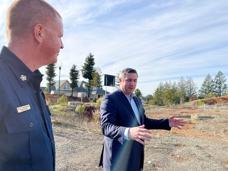 &copy; Reuters. Fire Chief Scott Westrope and Mayor Chris Rogers survey the empty lot where the previous office of Santa Rosa Fire Station 5 was burned to the ground in a wildfire five years ago, in Santa Rosa, California U.S., December 2, 2022. REUTERS/ Sharon Bernstein