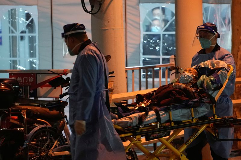 &copy; Reuters. Le personnel médical déplace un patient dans la clinique d'un hôpital, alors que les épidémies de coronavirus (COVID-19) se poursuivent à Shanghai, en Chine. /Photo prise le 19 décembre 2022/REUTERS/Aly Song