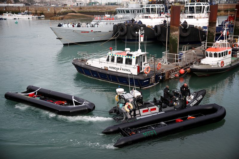 &copy; Reuters. FOTO DE ARCHIVO: Miembros de la Fuerza Fronteriza británica remolcan hacia el puerto de Dover una barca hinchable utilizada por migrantes que fueron rescatados mientras cruzaban el Canal de la Mancha, en Dover, Reino Unido. 14 de abril, 2022. REUTERS/Pet