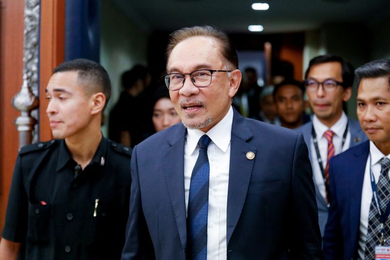 © Reuters. Malaysia's Prime Minister Anwar Ibrahim leaves the lower house of parliament after receiving a vote of confidence, in Kuala Lumpur, Malaysia December 19, 2022. REUTERS/Hasnoor Hussain