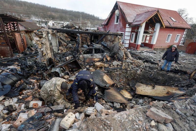 &copy; Reuters. منزل مدمر جراء غارة بطائرة مسيرة روسية في منطقة كييف الأوكرانية يوم الاثنين. تصوير: فالنتين أوجيرنكو – رويترز.