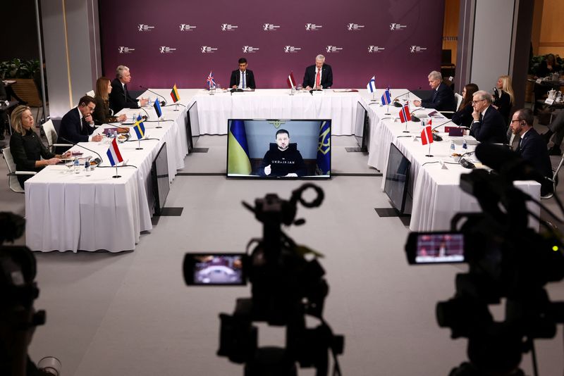 &copy; Reuters. El presidente ucraniano, Volodímir Zelenski, habla por videoconferencia mientras el primer ministro letón, Krisjanis Karins, el primer ministro británico, Rishi Sunak y otros escuchan durante una sesión plenaria de la Fuerza Expedicionaria Conjunta en