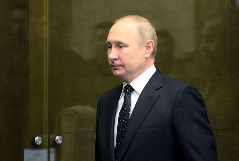 &copy; Reuters. Le président russe Vladimir Poutine visite le quartier général conjoint des forces armées russes impliquées dans les opérations militaires en Ukraine, dans un lieu inconnu en Russie. /Photo prise le 17 décembre 2022/REUTERS/Sputnik/Kremlin/Gavriil 