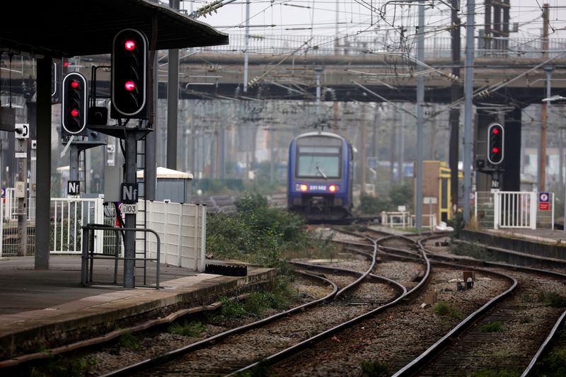 &copy; Reuters. Des voies ferrées sont vues à la gare de Lille-Flandres, à Lille, dans le cadre d'une grève des contrôleurs de la SNCF en France. /Photo prise le 2 décembre 2022/REUTERS/Pascal Rossignol