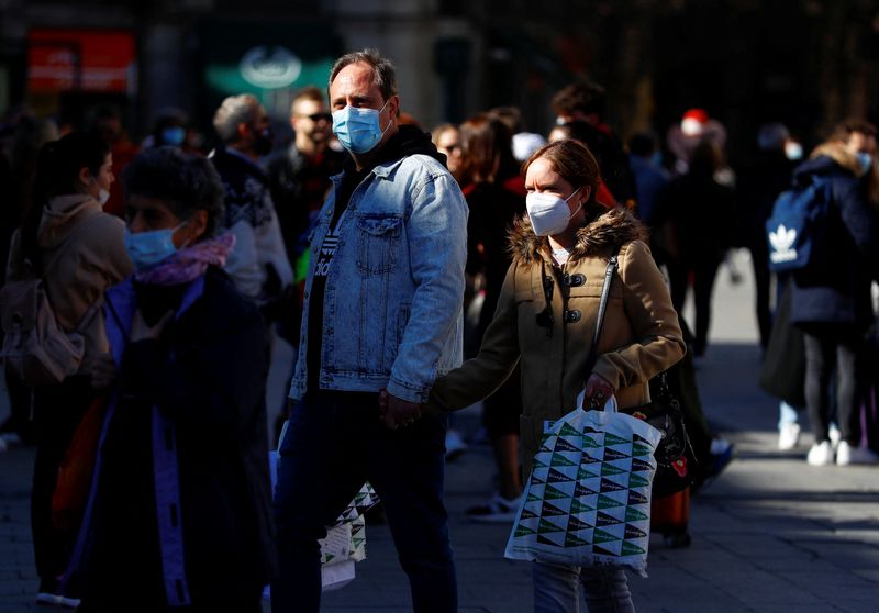 &copy; Reuters. FOTO DE ARCHIVO: Personas con mascarillas protectoras caminan por una calle de Madrid, España, 7 de febrero de 2022. REUTERS/Borja Suárez