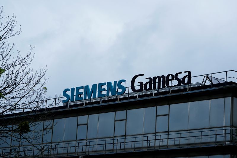 &copy; Reuters. FOTO DE ARCHIVO. El logo de Siemens Gamesa en la sede de la empresa de energías renovables en Zamudio, País Vasco, España. 28 de abril de 2022. REUTERS/Vincent West