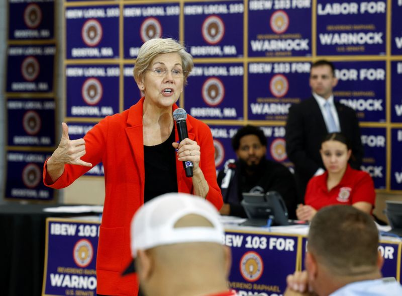 © Reuters. U.S. Senator Elizabeth Warren (D-MA) takes part in an International Brotherhood of Electrical Workers (IBEW) phone bank in Boston, Massachusetts, U.S. December 2, 2022. REUTERS/Evelyn Hockstein