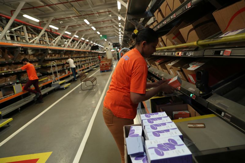 © Reuters. Funcionários manipulam produtos cosméticos no centro de distribuição da Natura em São Paulo
19/12/2019
REUTERS/Amanda Perobelli