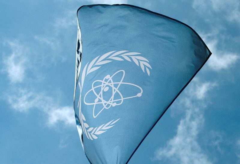 &copy; Reuters. FOTO DE ARCHIVO. La bandera del Organismo Internacional de Energía Atómica (OIEA) ondea frente a su sede en Viena, Austria. 28 de mayo de 2015. REUTERS/Heinz-Peter Bader