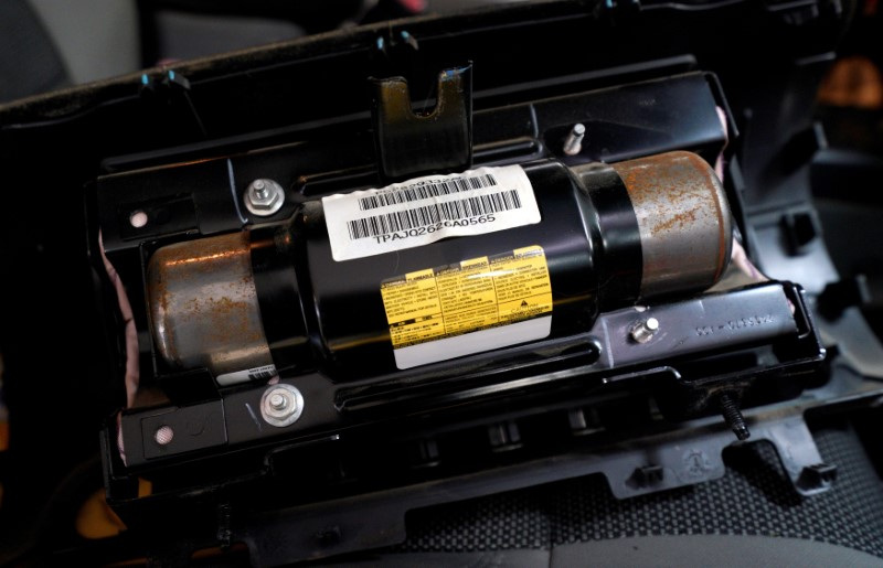 © Reuters. FILE PHOTO: A recalled Takata air bag inflator is seen just before being removed from a Jeep in Boulder, Colorado United States July 20, 2017.  REUTERS/Rick Wilking