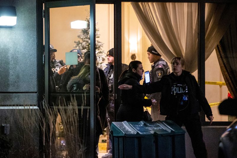 &copy; Reuters. الشرطة الكندية تبعد أشخاصا بعد إطلاق نار أسفر عن سقوط قتلى في مبنى سكني بإقليم أونتاريو يوم الاثنين. تصوير: كارلوس أوسوريو – رويترز.