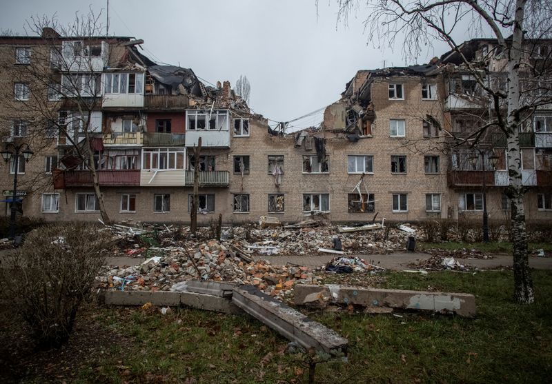&copy; Reuters. مبنى سكني متضرر جراء غارة عسكرية روسية في مدينة باخموت بأوكرانيا يوم الأحد. تصوير: أولكسندر راتوشنياك - رويترز.