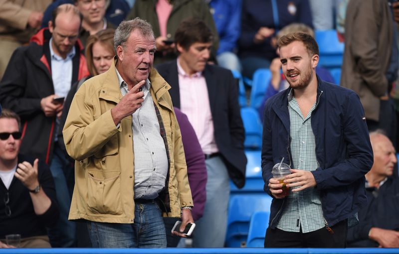 &copy; Reuters. FOTO DE ARCHIVO: Jeremy Clarkson y su hijo Finlo (a la derecha) observan desde las gradas durante el torneo de tenis del Club Queen de Londres, Reino Unido. Action Images via Reuters /Tony O'Brien/Archivo