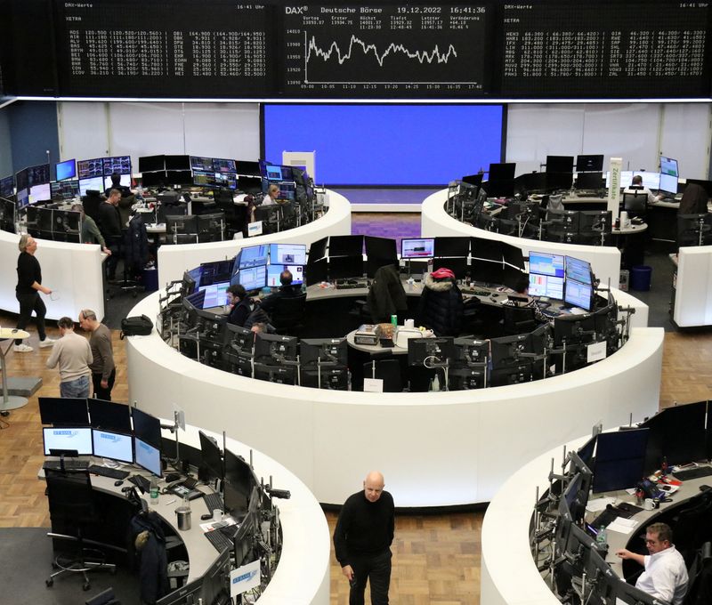 &copy; Reuters. شاشة تظهر بيانات من مؤشر داكس الألماني في بورصة فرانكفورت يوم الاثنين. تصوير رويترز.