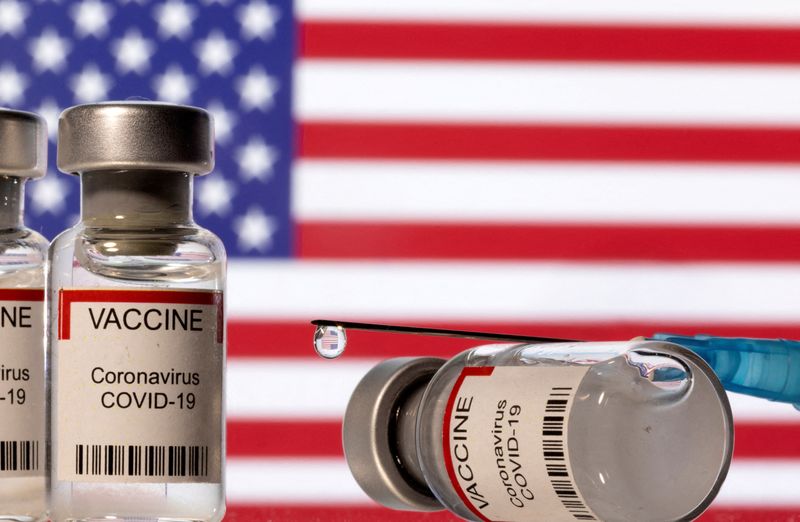 &copy; Reuters. FILE PHOTO: Vials labelled "VACCINE Coronavirus COVID-19" and a syringe are seen in front of a displayed U.S. flag in this illustration taken December 11, 2021. REUTERS/Dado Ruvic/Illustration