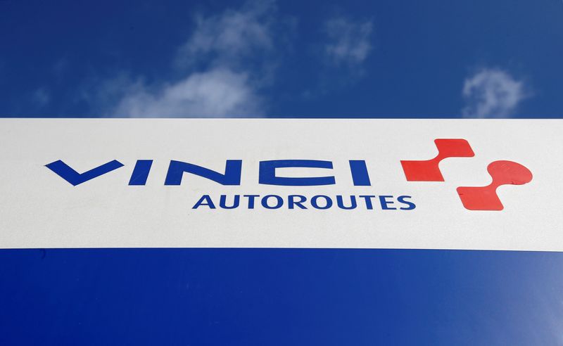 &copy; Reuters. FILE PHOTO: The logo of Vinci is pictured on the A62 motorway in Saint-Jory, France, November 3, 2019. REUTERS/Regis Duvignau