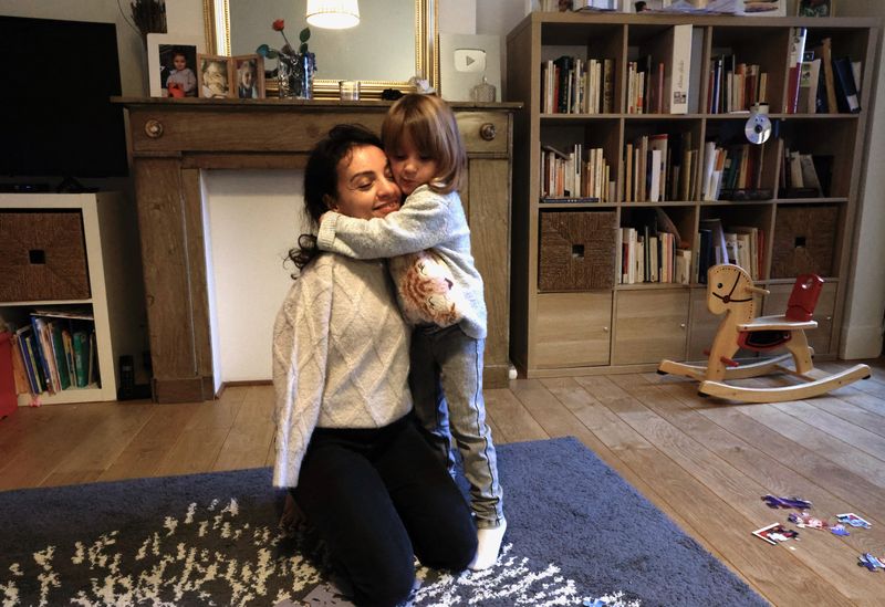 &copy; Reuters. سارة طالبي، وهي مواطنة بلجيكية وُلدت بدون ذراعين، تتلقى عناقا من ابنتها في منزلها ببروكسل بتاريخ الخامس من ديسمبر كانون الأول 2022. تصوير: إيف