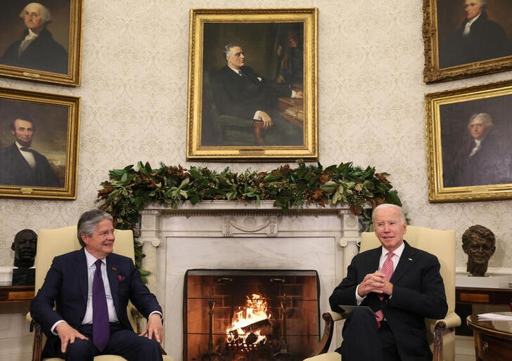 © Reuters. Foto del lunes del Presidente de EEUU Joe Biden junto a su par de Ecuador Guillermo Lasso en el Salón Oval de la Casa Blanca 
Dic 19, 2022. REUTERS/Leah Millis