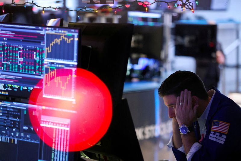 © Reuters. FILE PHOTO: A trader works on the trading floor at the New York Stock Exchange (NYSE) in New York City, U.S., December 14, 2022. REUTERS/Andrew Kelly     TPX IMAGES OF THE DAY