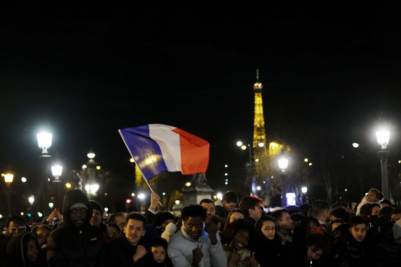 &copy; Reuters. مشجعو فرنسا في ساحة بلاس دي لا كونكورد في باريس يوم الاثنين. تصوير: دينيس باليبوس - رويترز.