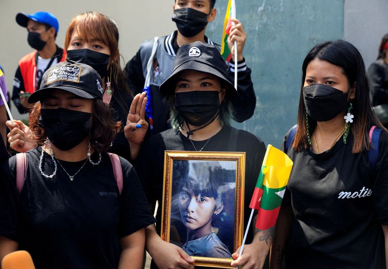 &copy; Reuters. FILE PHOTO: Myanmar citizens who live in Thailand, hold a portrait of former Myanmar state counsellor Aung San Suu Kyi as they protest against the execution of pro-democracy activists, at Myanmar embassy in Bangkok, Thailand July 26, 2022. REUTERS/Soe Zey