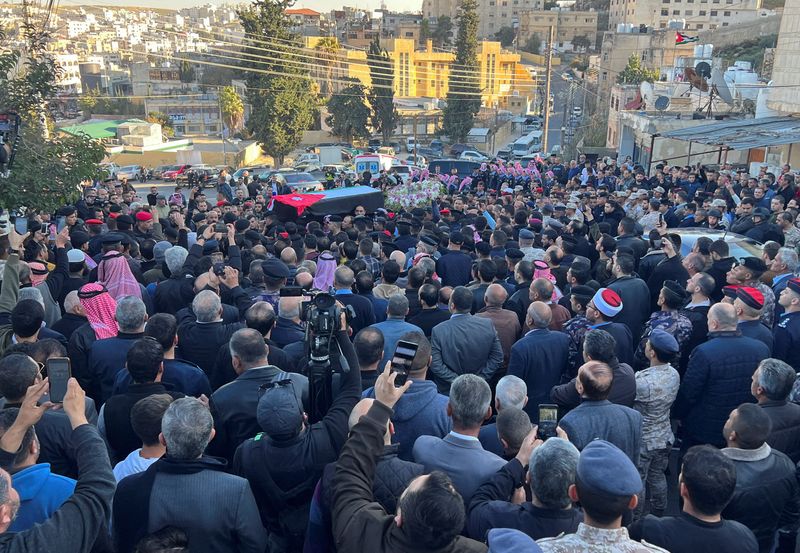 © Reuters. مواطنون في عمّان يحضرون جنازة ضابط شرطة أردني من بين ثلاثة قتلوا في مداهمة لمخبأ مسلحين في مدينة معان يوم الاثنين. تصوير: جهاد شلبك - رويترز.