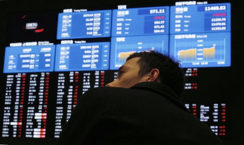 &copy; Reuters. شخص يتابع شاشة تداول تعرض مؤشر أسعار الأسهم اليابانية في بورصة طوكيو بصورة من أرشيف رويترز.