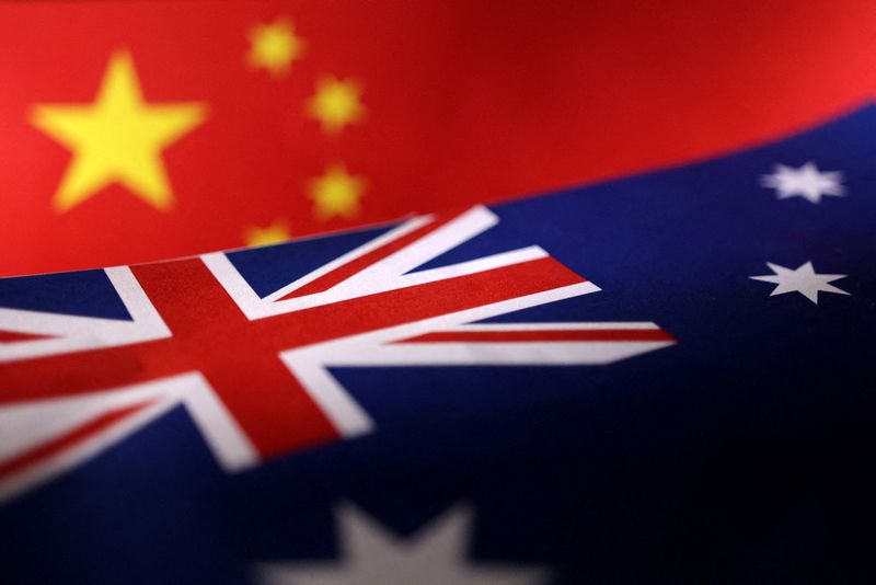 &copy; Reuters.     オーストラリアのウォン外相は２０日、中国の王毅国務委員兼外相との会談を控え、中国に対して貿易制裁の解除を働きかける考えを示した。資料写真、両国の国旗、７月（２０２２年
