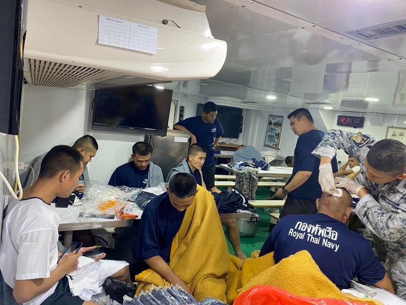 &copy; Reuters. أفراد من طاقم سفينة حربية غرقت قبالة ساحل وسط تايلاند يتلقون العلاج يوم 18 ديسمبر كانون الأول 2022 في صورة حصلت عليها رويترز من البحرية التايلا