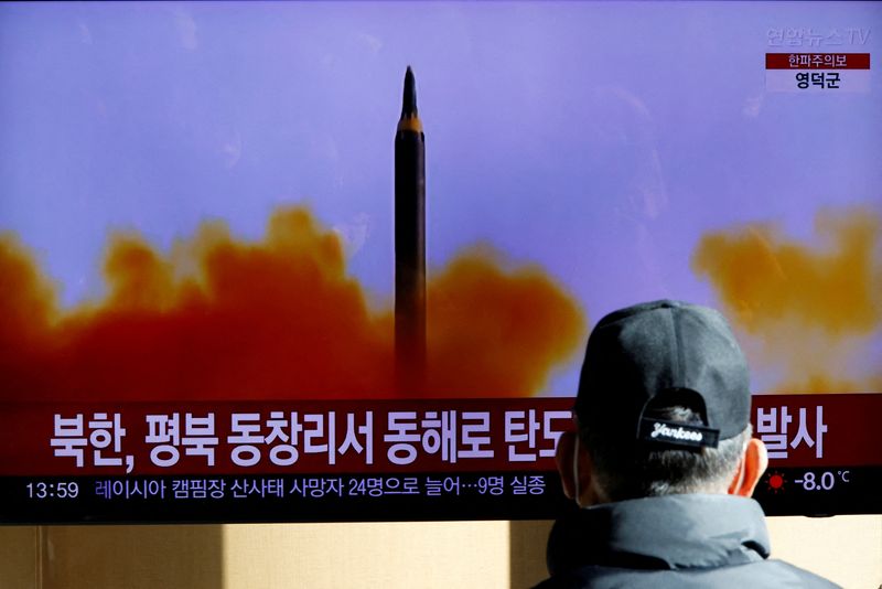 © Reuters. FILE PHOTO: A man watches a TV broadcasting a news report on North Korea firing a ballistic missile off its east coast, in Seoul, South Korea, December 18, 2022.  REUTERS/Heo Ran/File Photo