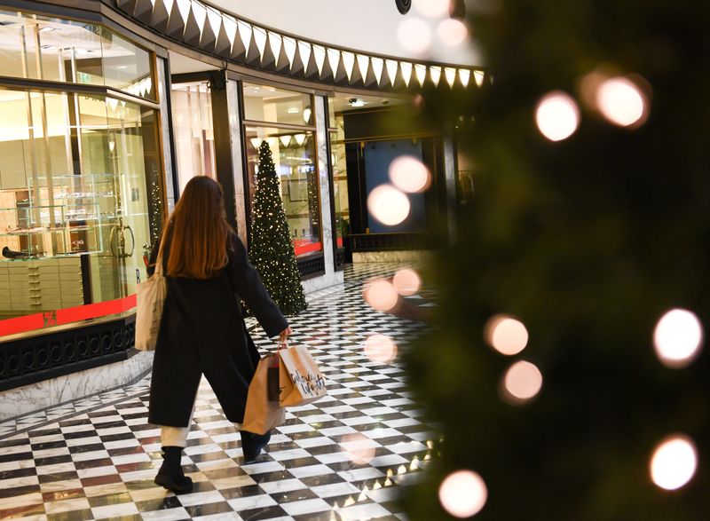 &copy; Reuters. FIE PHOTO: A woman walks with shopping bags through a mall ahead of the Christmas celebrations in Berlin, Germany December 23, 2019.  REUTERS/Annegret Hilse