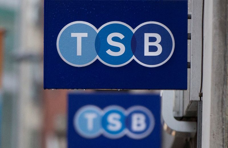 &copy; Reuters. FOTO DE ARCHIVO. Carteles afuera de una sucursal del banco TSB en Londres, Reino Unido. 27 de mayo de 2014. REUTERS/Neil Hall