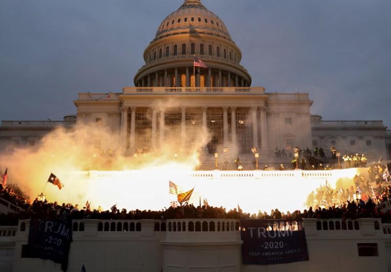 &copy; Reuters. I sostenitori di Donald Trump danno l'assalto al Campidoglio. Washington, 6 gennaio 2021. REUTERS/Leah Millis