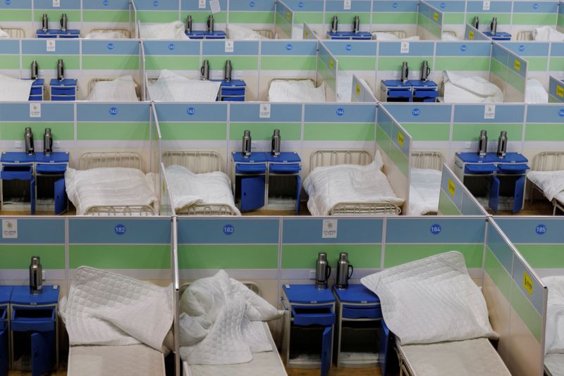 &copy; Reuters. Camas en una clínica de fiebre instalada en un recinto deportivo mientras continúan los brotes de enfermedad por coronavirus (COVID-19) en Pekín, 20 de diciembre de 2022. REUTERS/Thomas Peter
