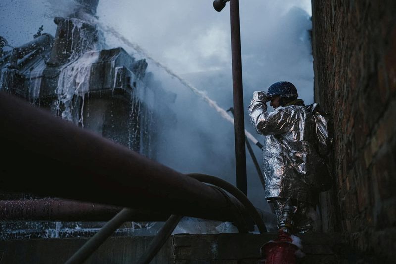 &copy; Reuters. FOTO DE ARCHIVO. Un bombero trabaja en el sitio de un objeto de infraestructura crítica de energía, que fue golpeado durante los ataques de drones de Rusia en Kiev, Ucrania, en esta foto de distribución publicada el 19 de diciembre de 2022. Servicio de