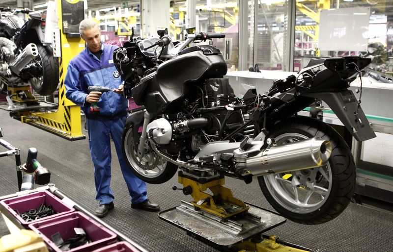 &copy; Reuters. Photo d'archives : Un employé de BMW assemble une moto dans l'usine de l'entreprise à Berlin. /Photo prise le 6 mai 2011/REUTERS/Fabrizio Bensch
