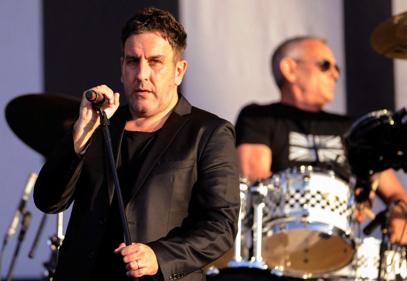 &copy; Reuters. FOTO DE ARCHIVO. Terry Hall, de la banda británica The Specials, actúa como parte de las celebraciones previas a la ceremonia de clausura de los Juegos Olímpicos de Londres 2012 en Hyde Park, Londres. 12 de agosto de 2012. REUTERS/Ki Price